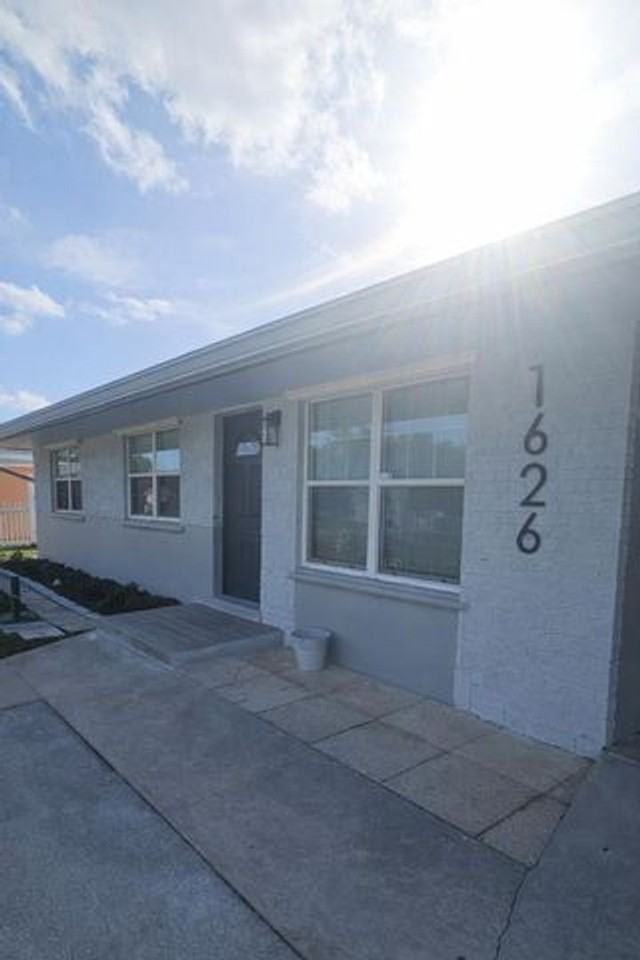 1626 43rd St - Photo 4 of 10