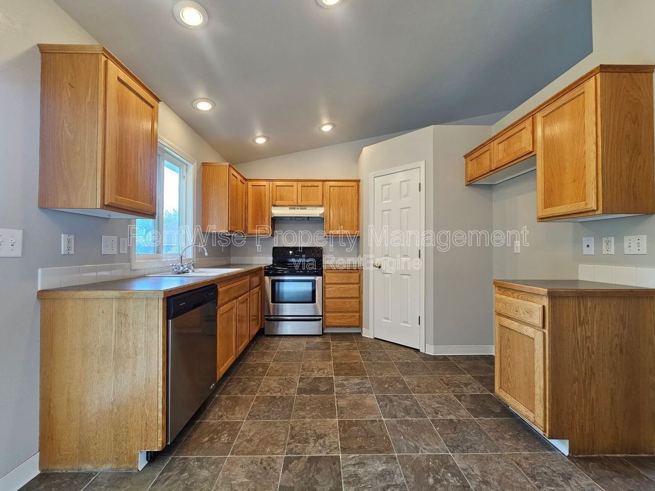 642 Togstad Ct - Photo 4 of 18