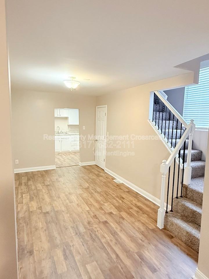 337 S Green St - Photo 3 of 25