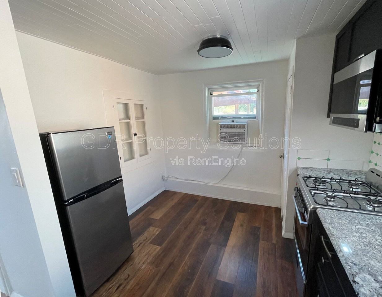 300 San Pasquale Ave Nw #D - Photo 4 of 16