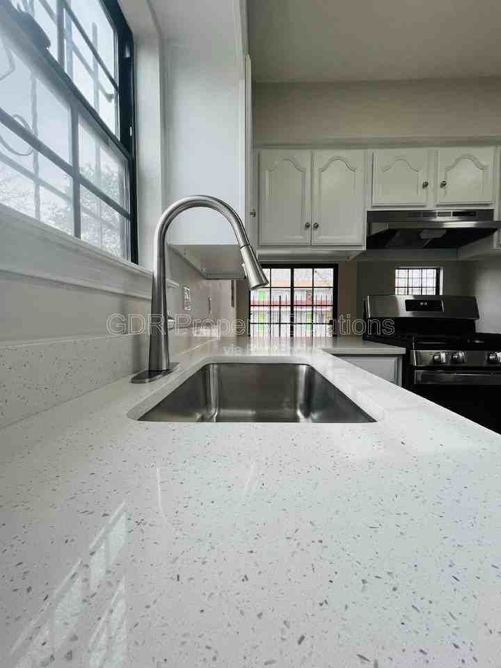 1116 Coal Ave Sw #6 - Photo 5 of 37