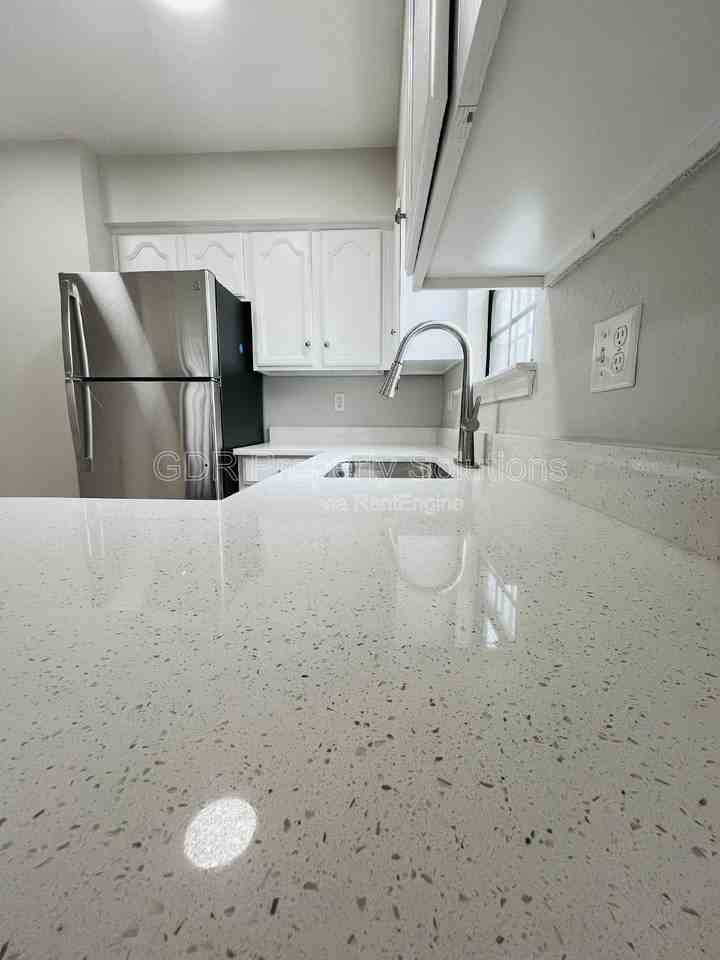 1116 Coal Ave Sw #6 - Photo 6 of 37