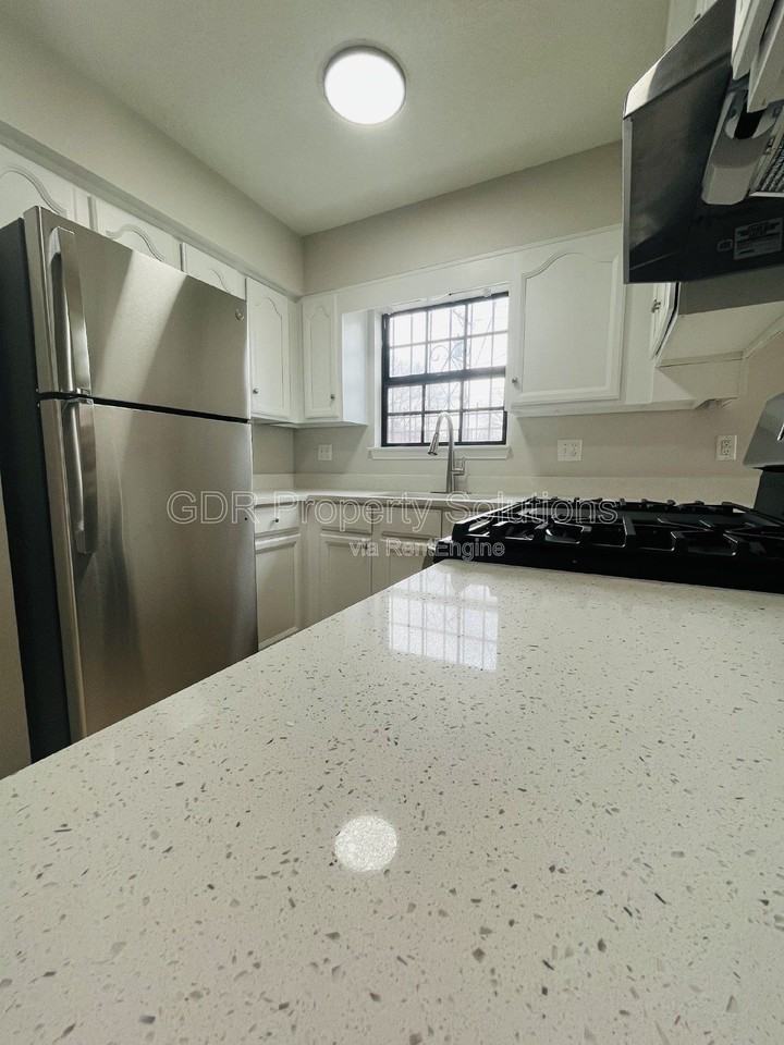 1116 Coal Ave Sw #6 - Photo 7 of 37