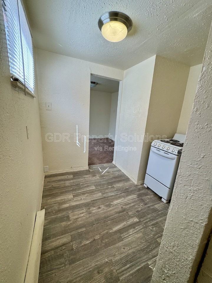304 Texas St Ne #C - Photo 2 of 10