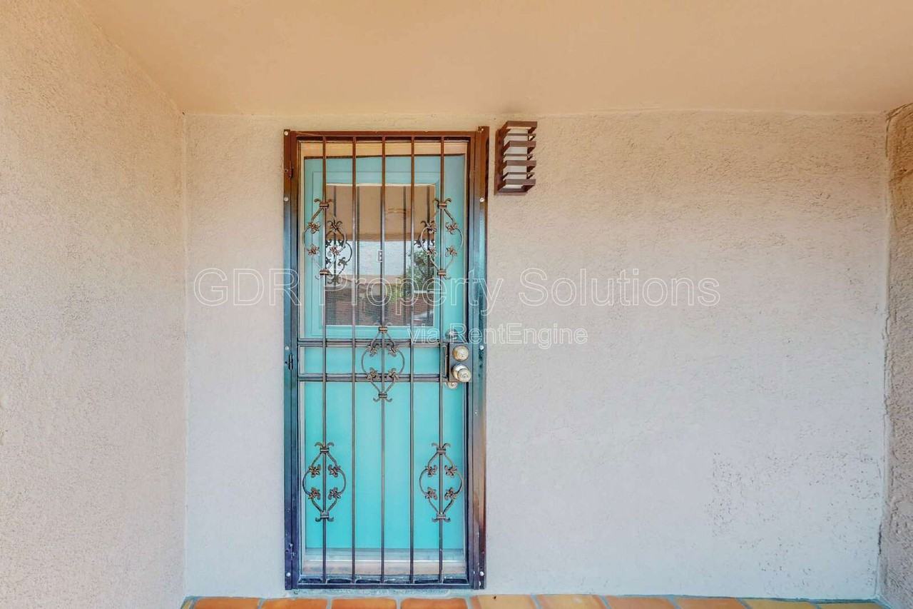 1717 Griegos Rd Nw #B - Photo 4 of 25