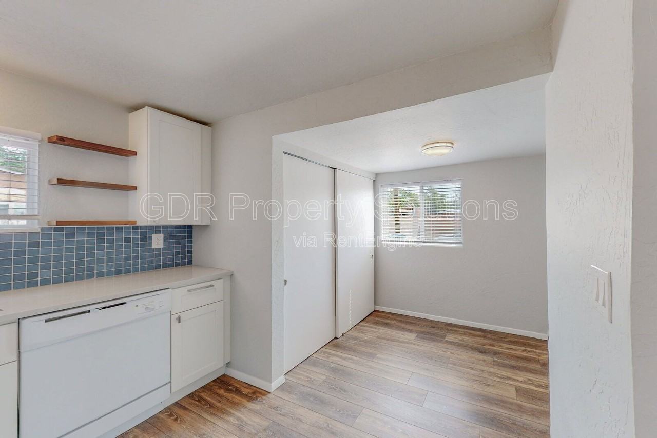 1717 Griegos Rd Nw #B - Photo 6 of 25