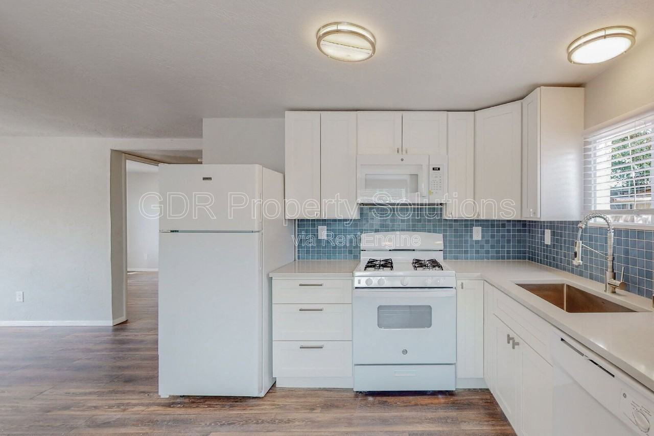 1717 Griegos Rd Nw #B - Photo 7 of 25