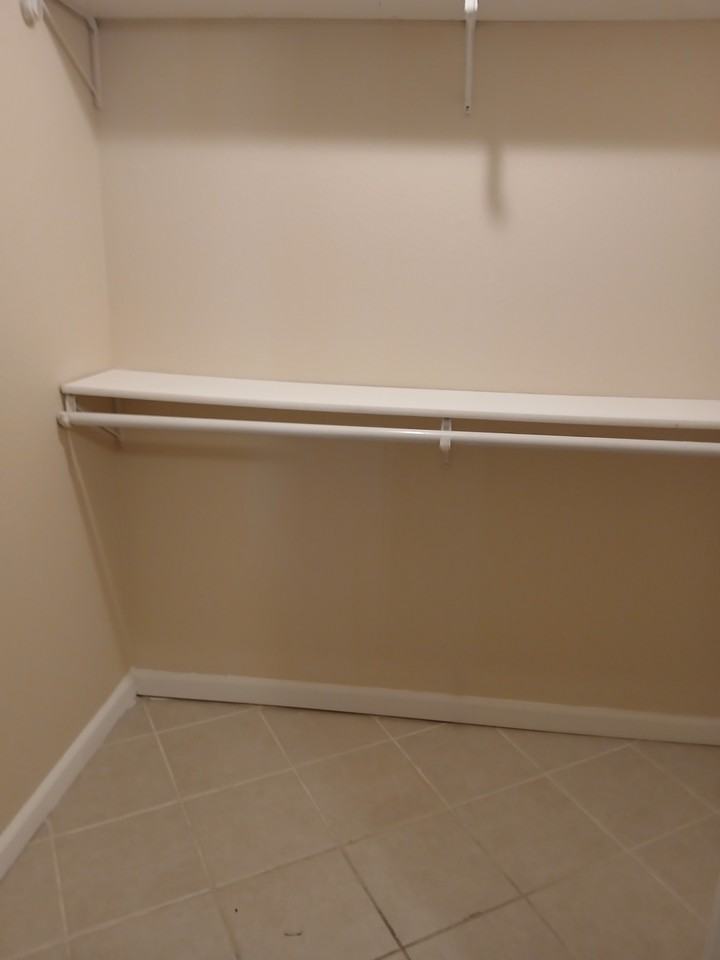 711 711 - Photo 5 of 13