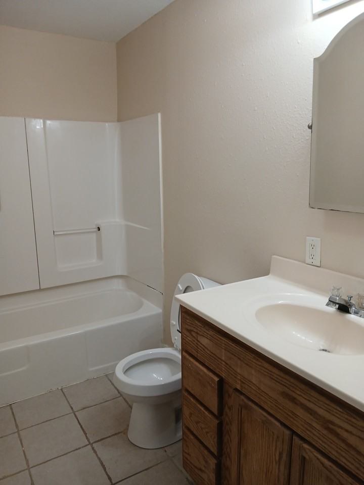 711 711 - Photo 4 of 13