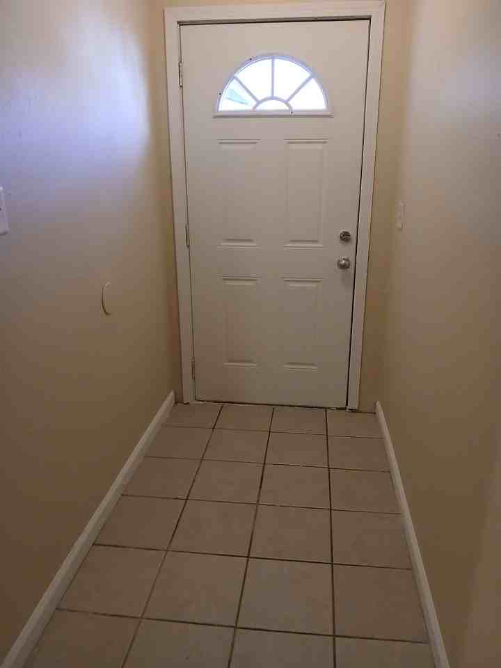 711 711 - Photo 3 of 13