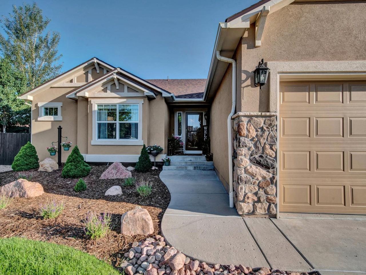 7737 Desert Wind Dr - Photo 2 of 32