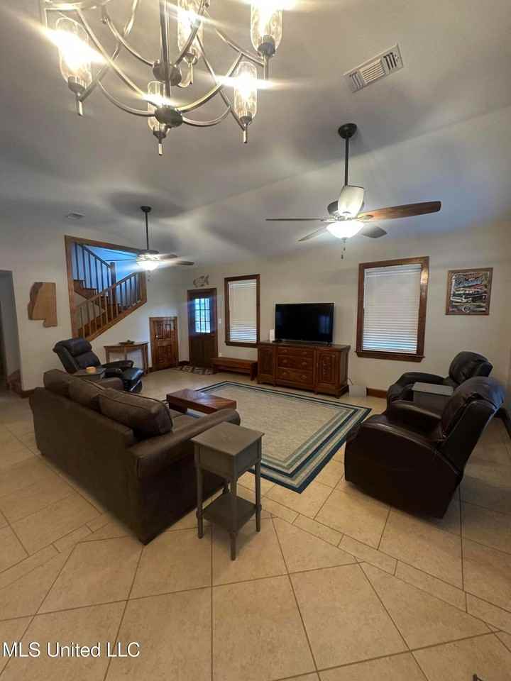 10325 Clearwater Rd - Photo 4 of 27