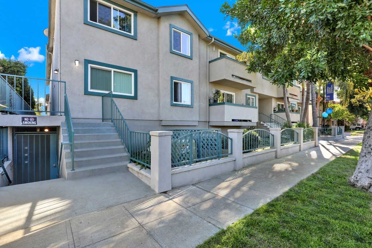 Elmwood Gardens - Photo 4 of 41