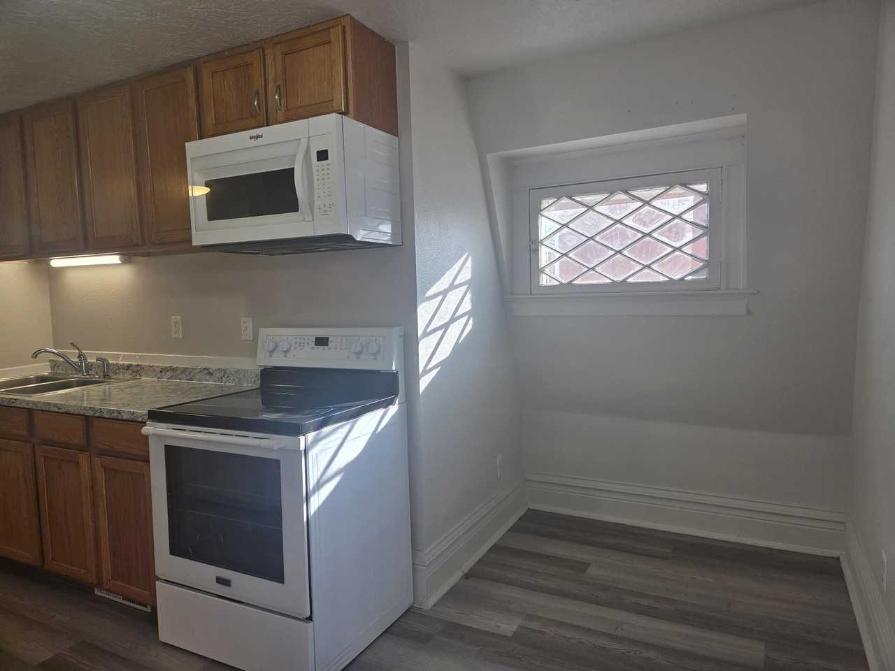 1718 8th Ave #B - Photo 3 of 12