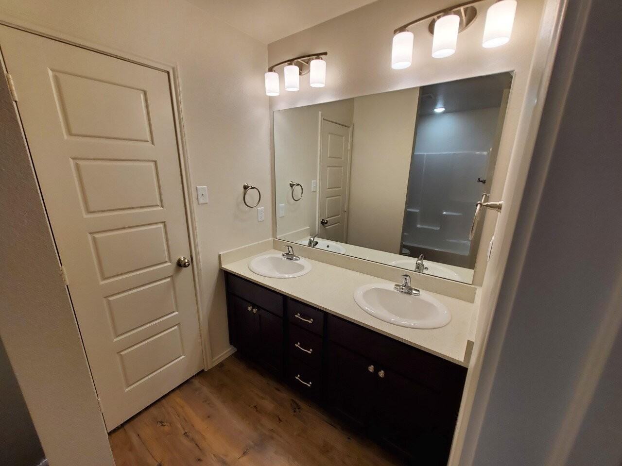 12002 Englewood Ave - Photo 5 of 17