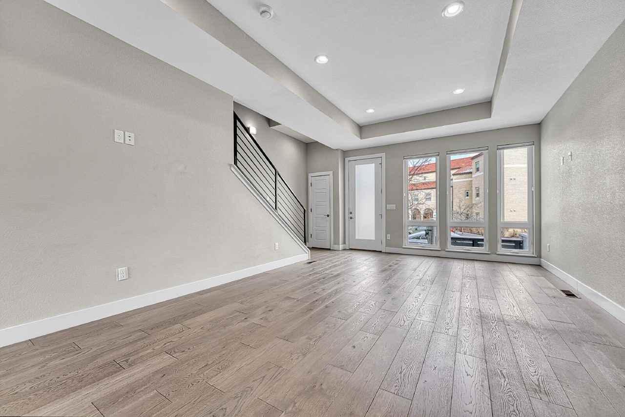 2834 W Parkside Pl - Photo 5 of 39