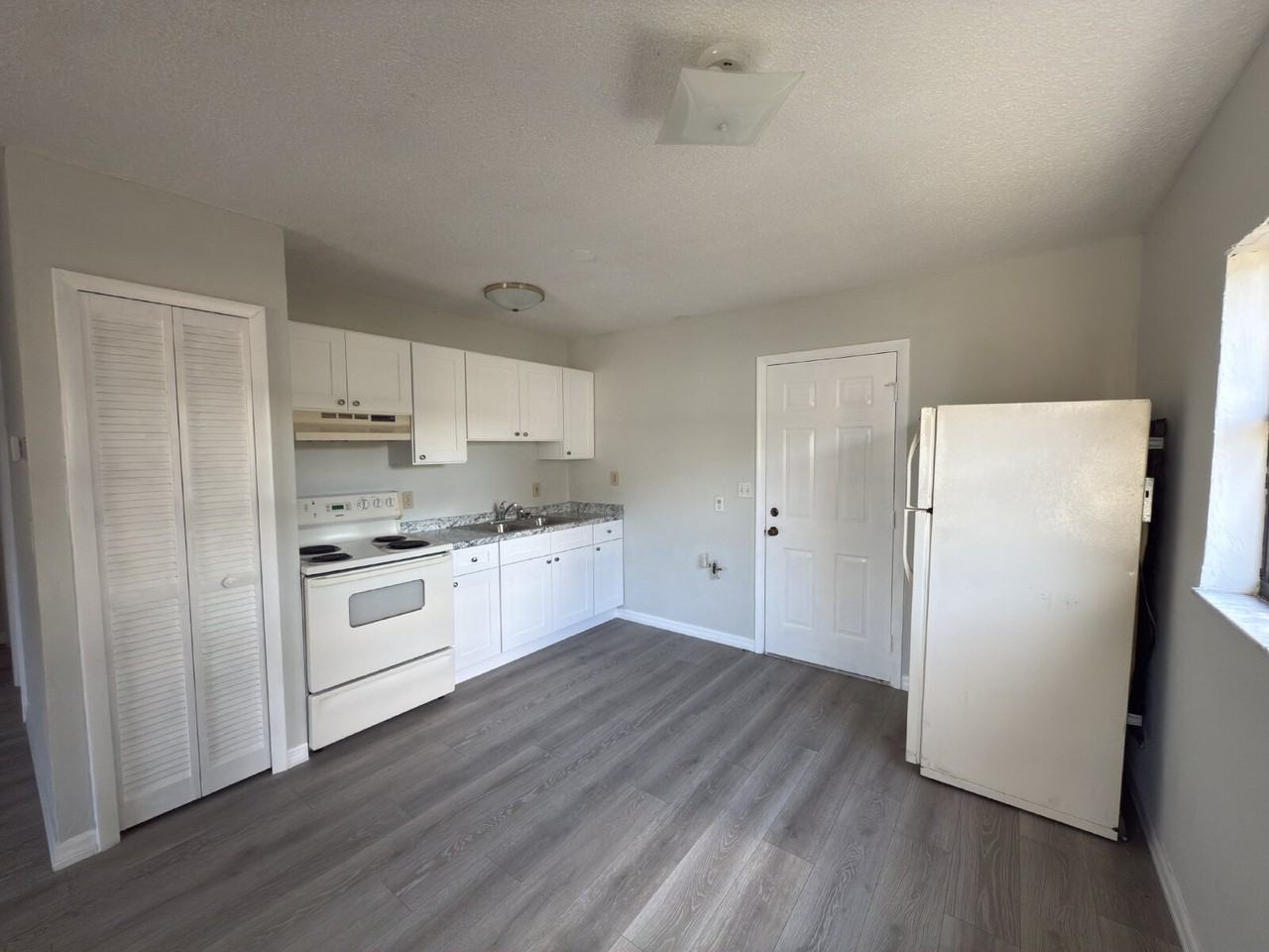 451 Las Palmas Cir - Photo 4 of 7