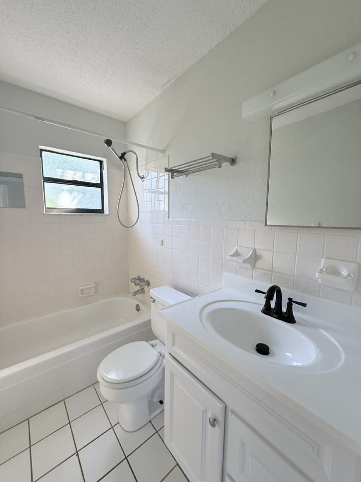 451 Las Palmas Cir - Photo 7 of 7