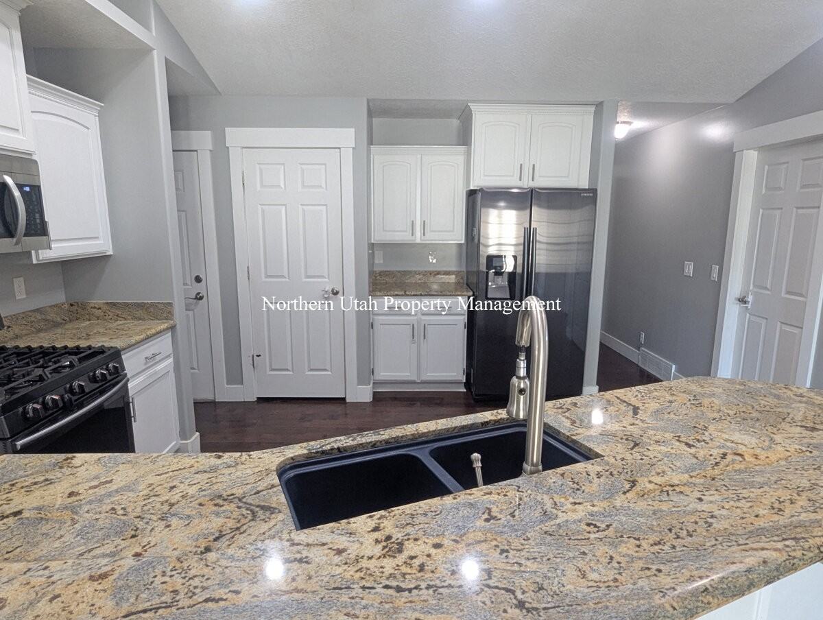 1041 Allen Peak Cir - Photo 4 of 29