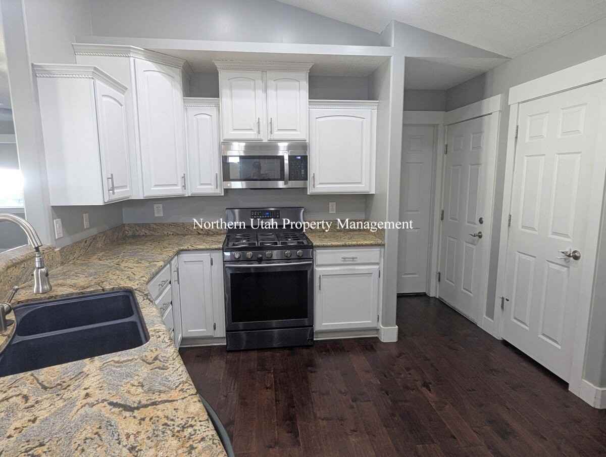 1041 Allen Peak Cir - Photo 5 of 29