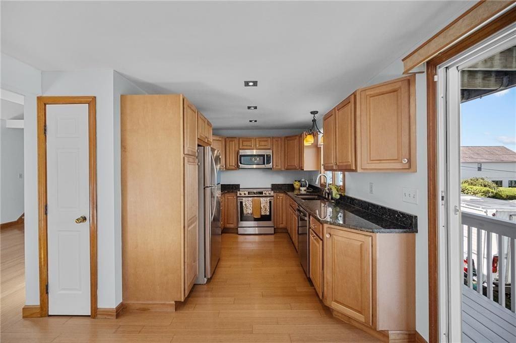 98 Hobson Ave - Photo 7 of 37