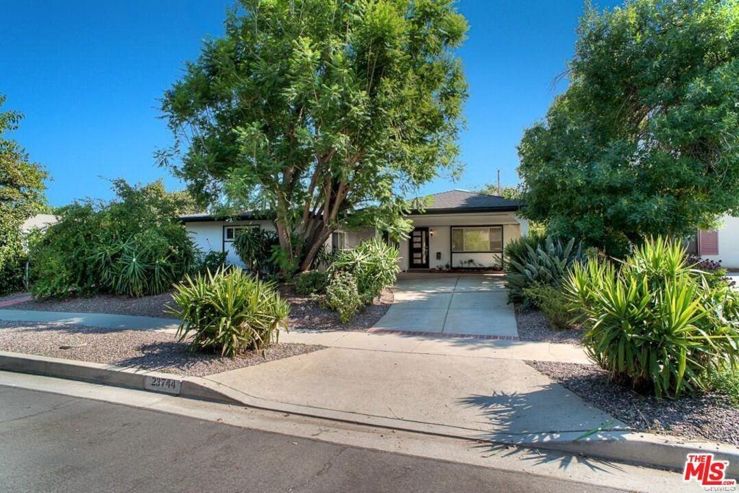 23744 Hartland St - Photo 2 of 42