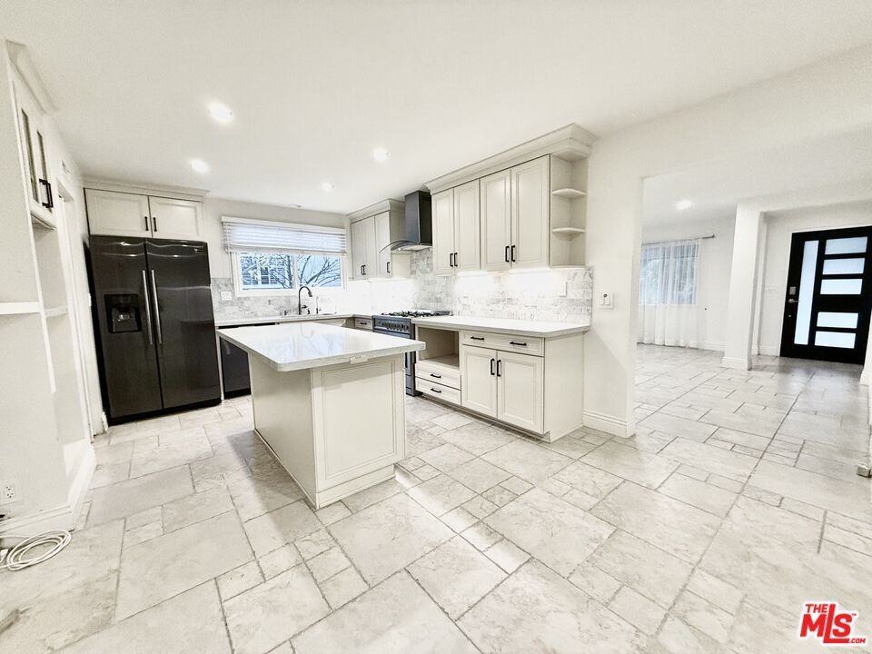 23744 Hartland St - Photo 4 of 42