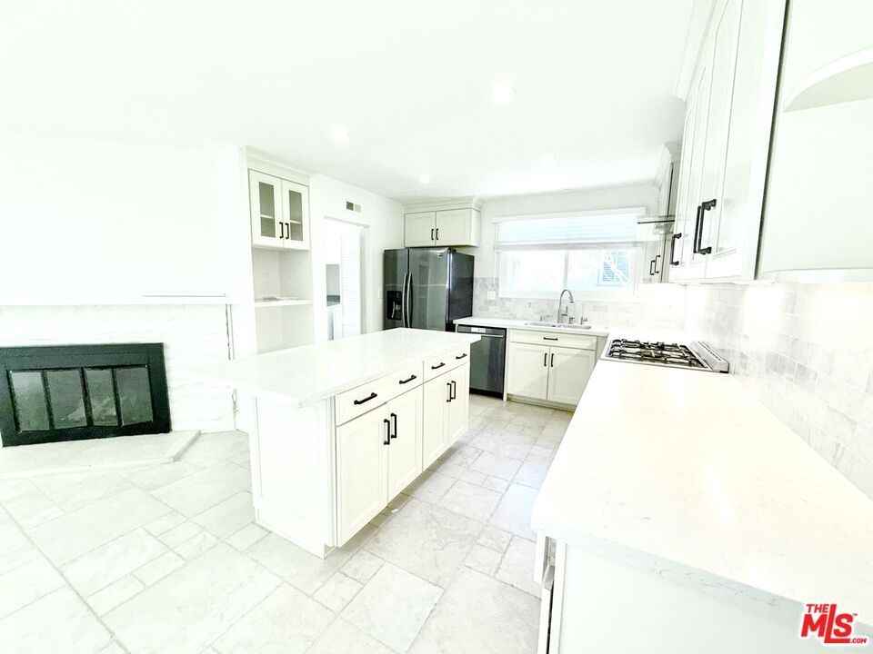 23744 Hartland St - Photo 5 of 42