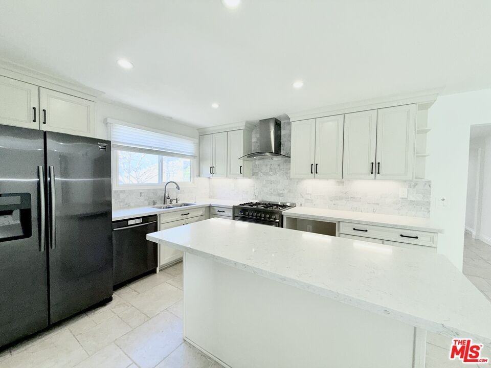 23744 Hartland St - Photo 6 of 42