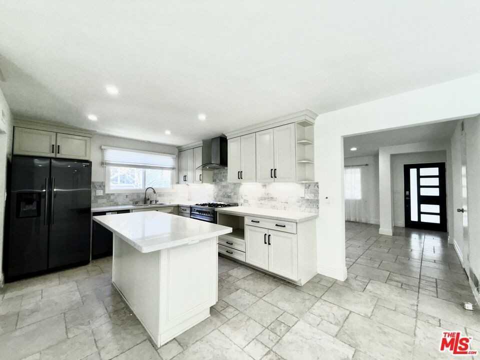 23744 Hartland St - Photo 7 of 42