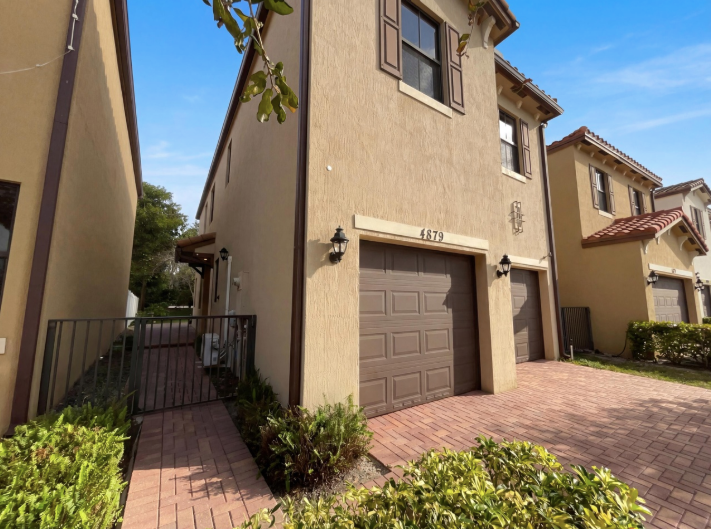 4879 Nw 55th St - Photo 5 of 26