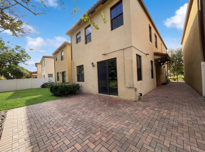 4879 Nw 55th St - Photo 6 of 26