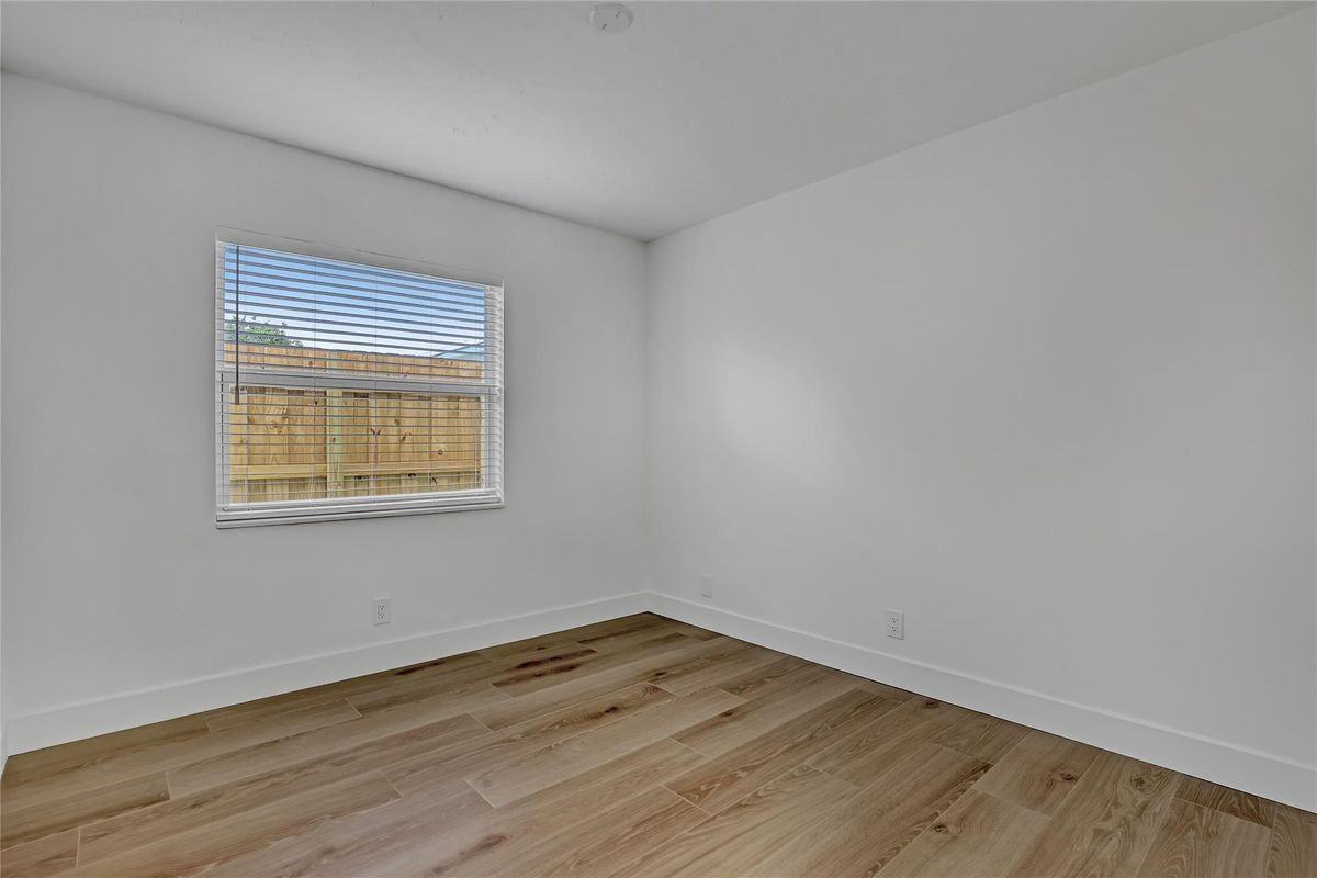 416 W Mango St - Photo 4 of 5