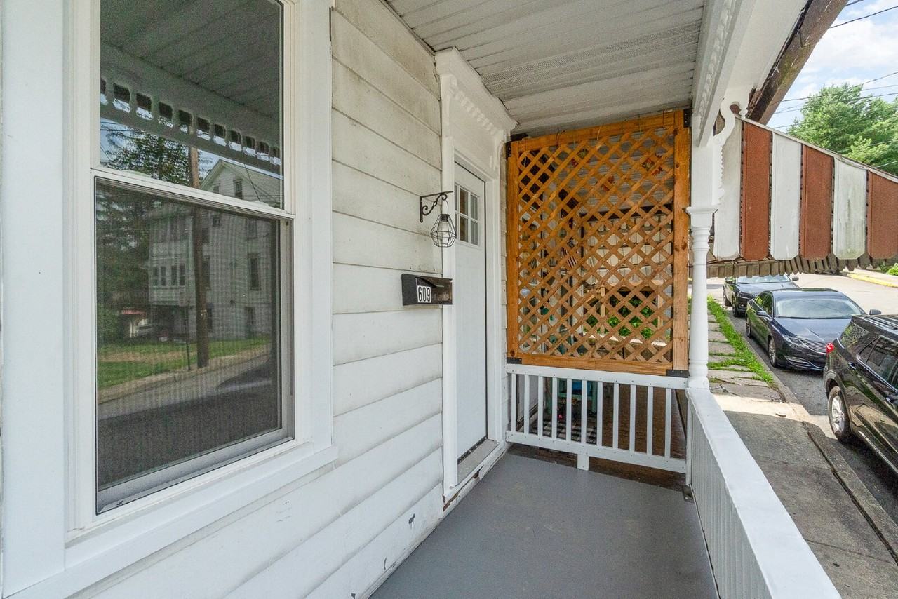 609 Spruce St - Photo 4 of 26