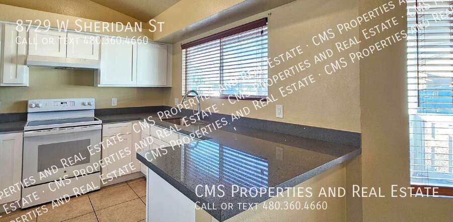 8729 W Sheridan St - Photo 6 of 30