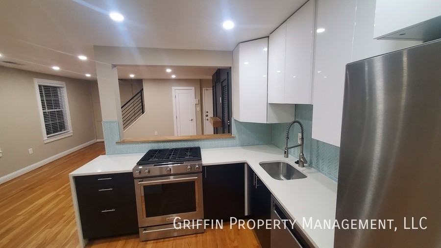 2123 Young St Se #202 - Photo 3 of 4