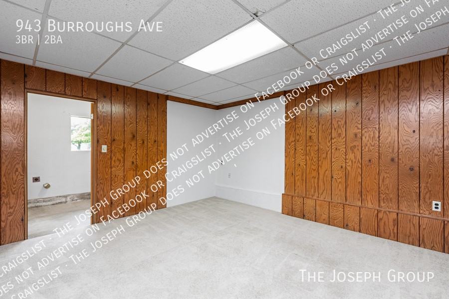 943 Burroughs Ave - Photo 6 of 43