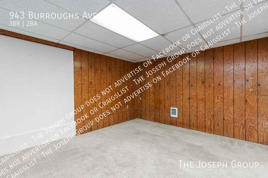 943 Burroughs Ave - Photo 7 of 43
