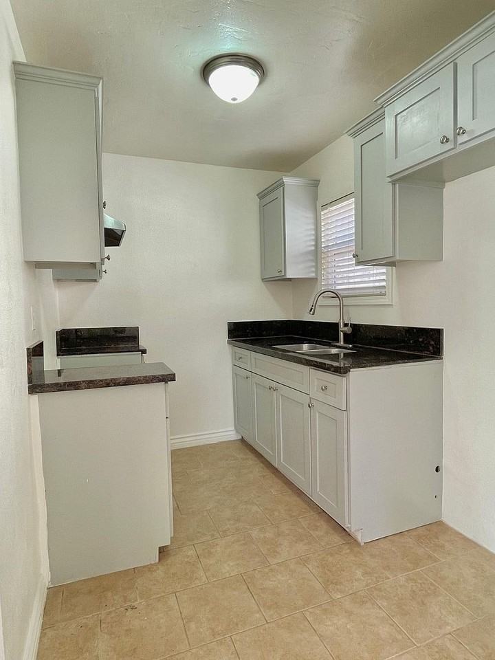 233 West 10th Street - Photo 4 of 10