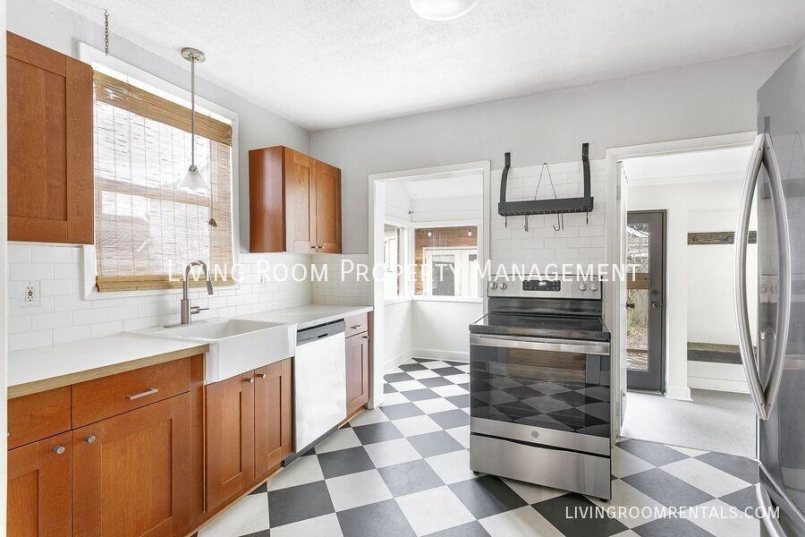 8606 N Gloucester Ave - Photo 6 of 20