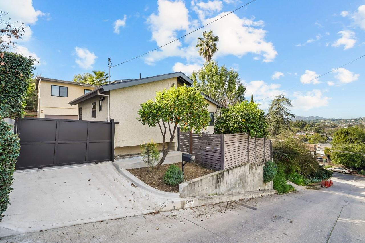 4762 Charters Ave - Photo 2 of 43