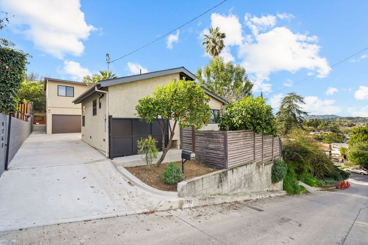 4762 Charters Ave - Photo 3 of 43