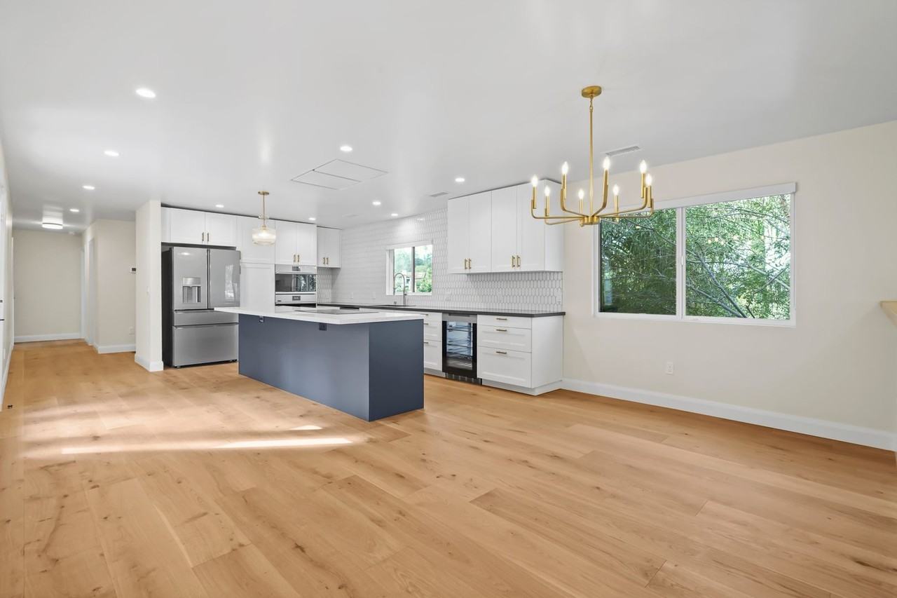 4762 Charters Ave - Photo 5 of 43