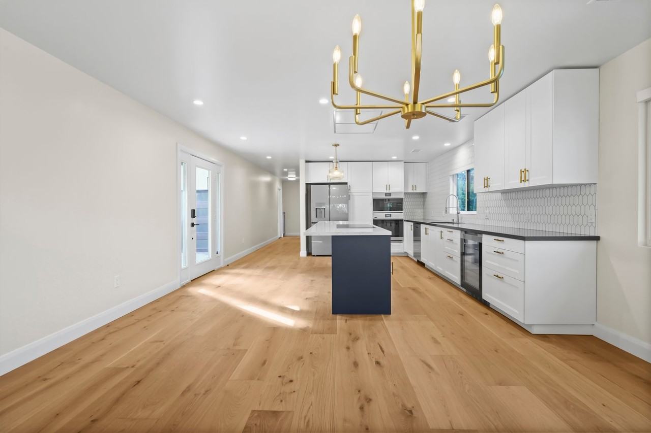 4762 Charters Ave - Photo 6 of 43