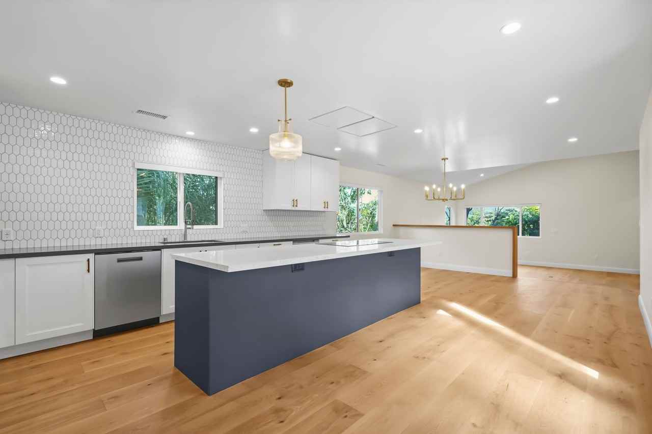 4762 Charters Ave - Photo 7 of 43