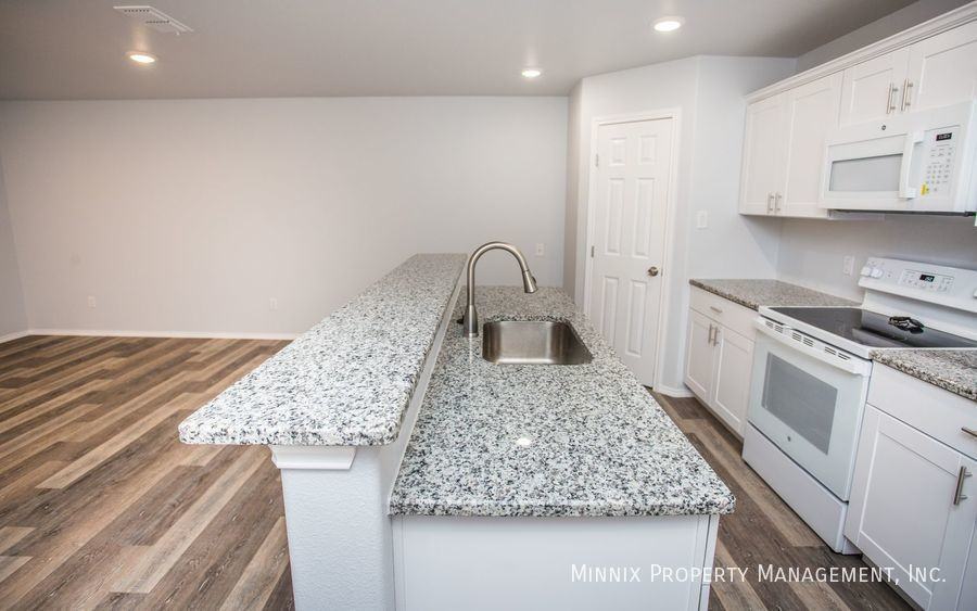 5601 Kemper St #B - Photo 3 of 32