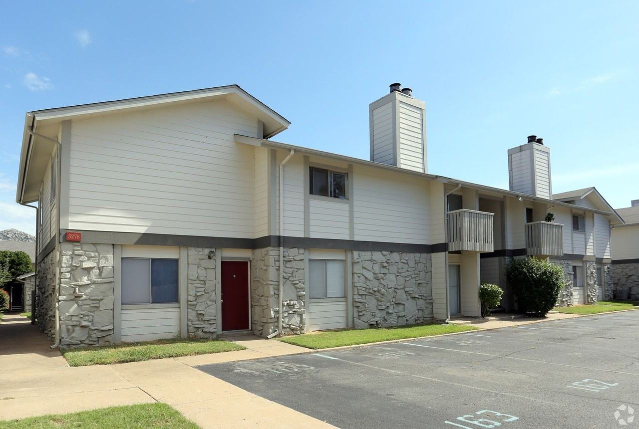 Lakewood Gardens - Photo 4 of 4