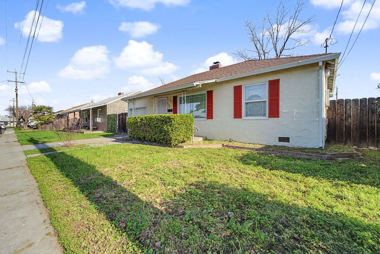 1511 Blue St - Photo 2 of 16