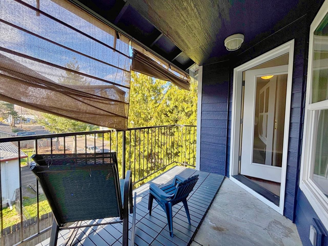 697 Ne 162nd Ave - Photo 3 of 21