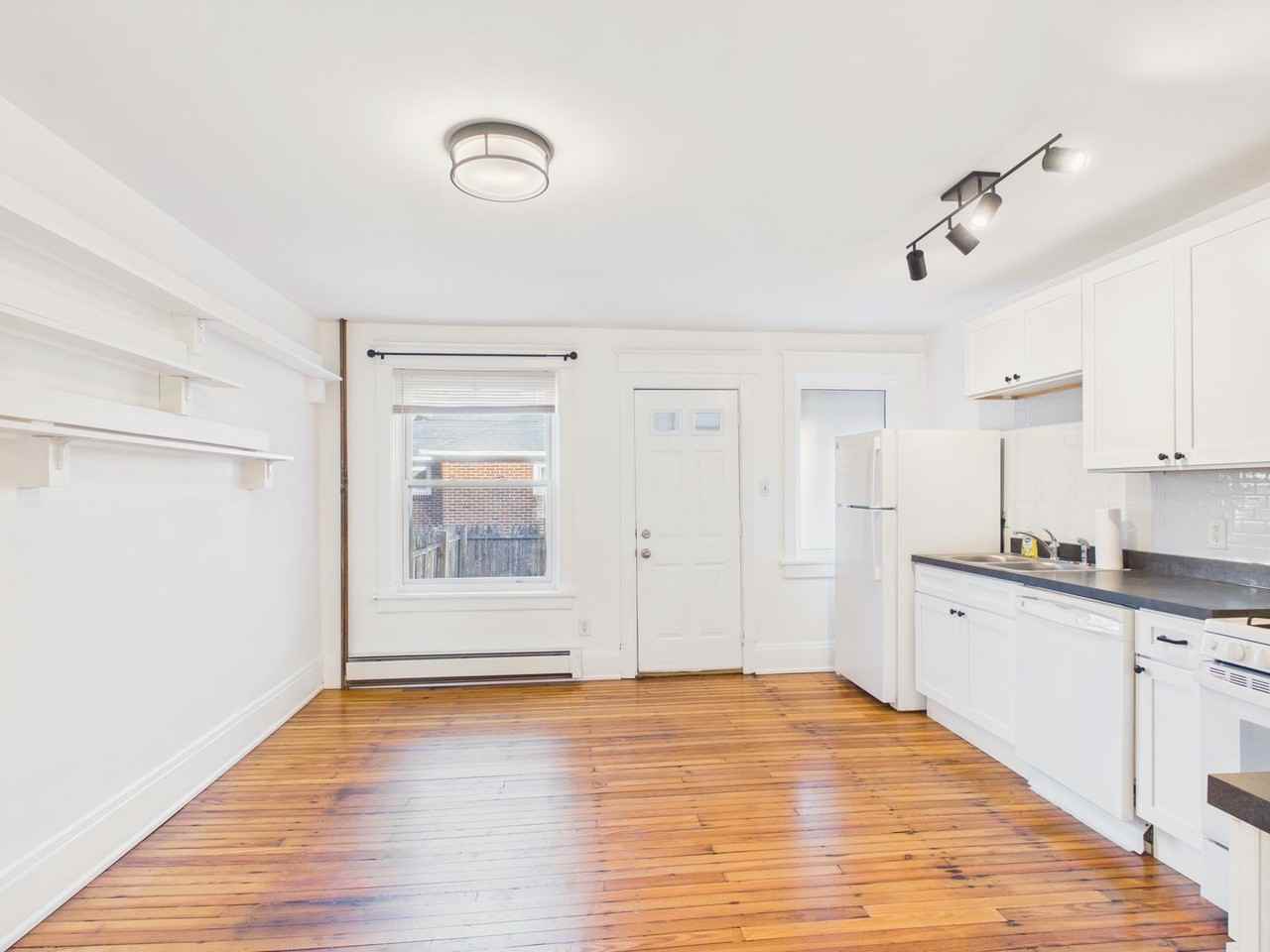 2447 Penn St - Photo 3 of 26